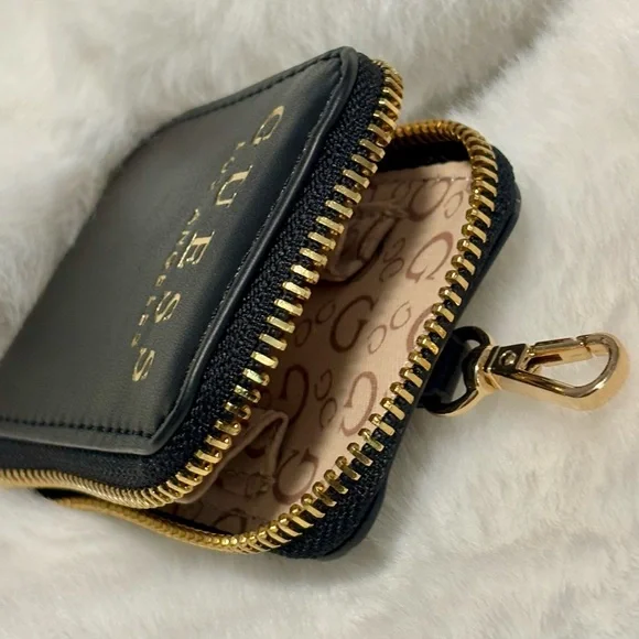 Guess - Picture 4 of 8